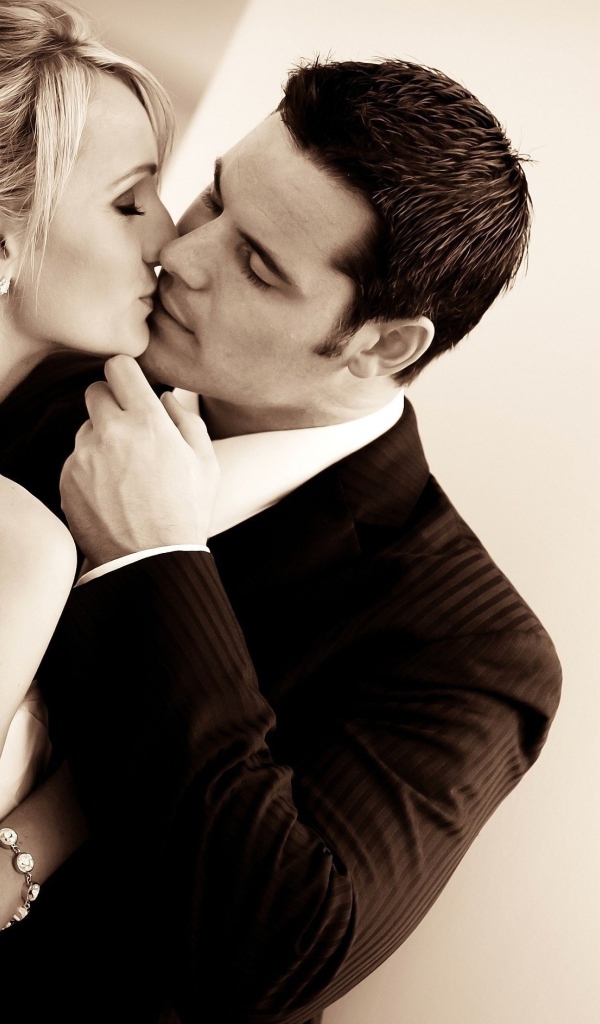 Романтический поцелуй жениха и невесты