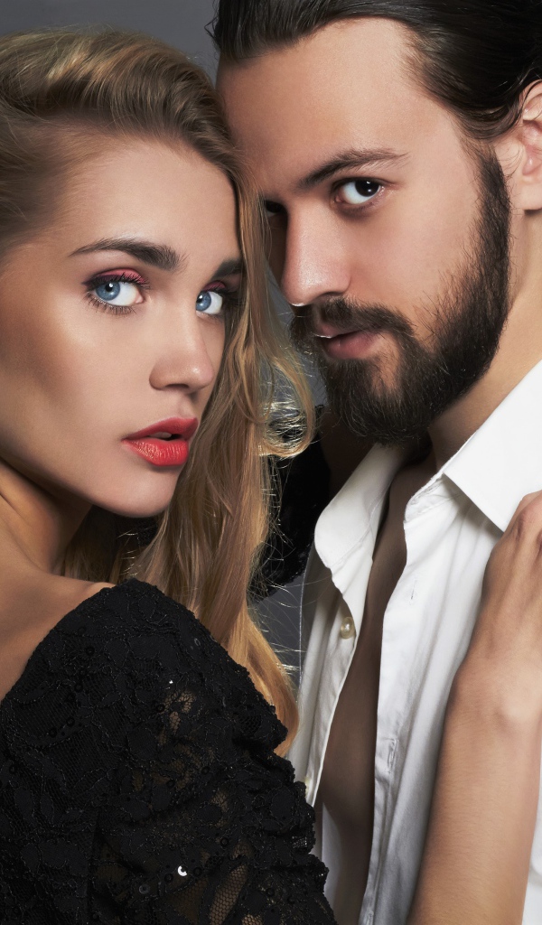 Стильная влюбленная пара на сером фоне