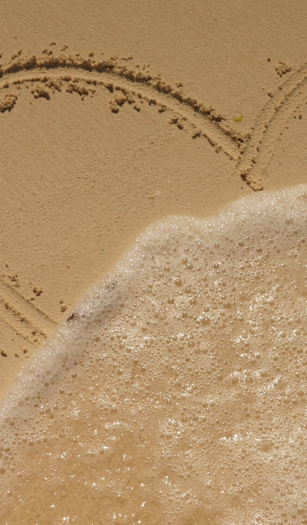 Сердце на песке смывает волной