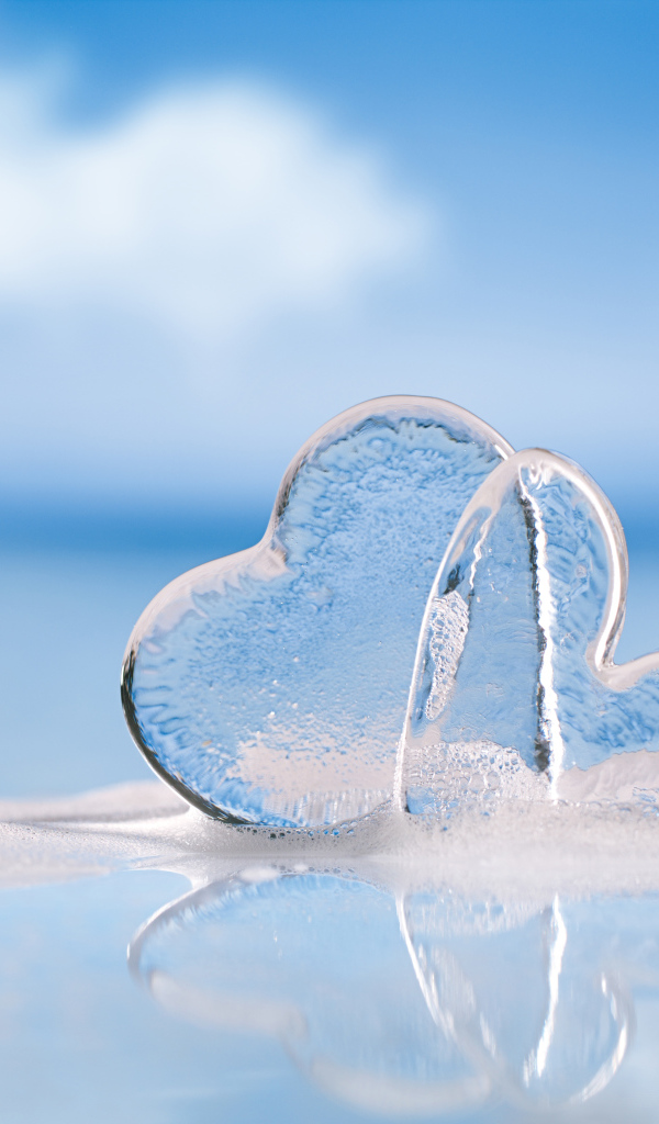 Два ледяных сердца на голубом фоне