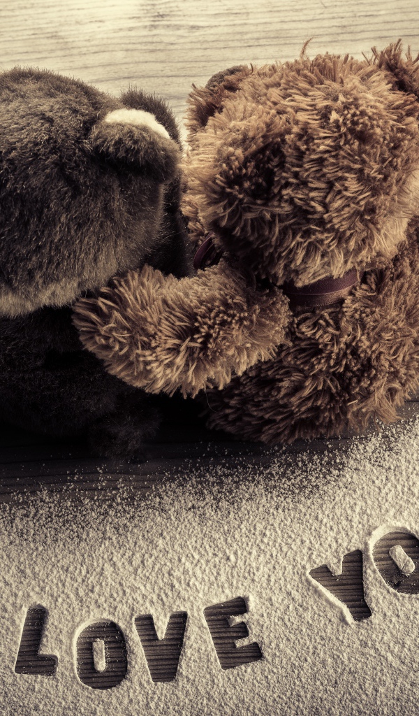 Два медвежонка Тедди на фоне надписи Я тебя люблю 
