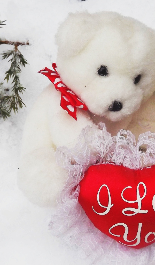 Два белых плюшевых медведя с сердечком