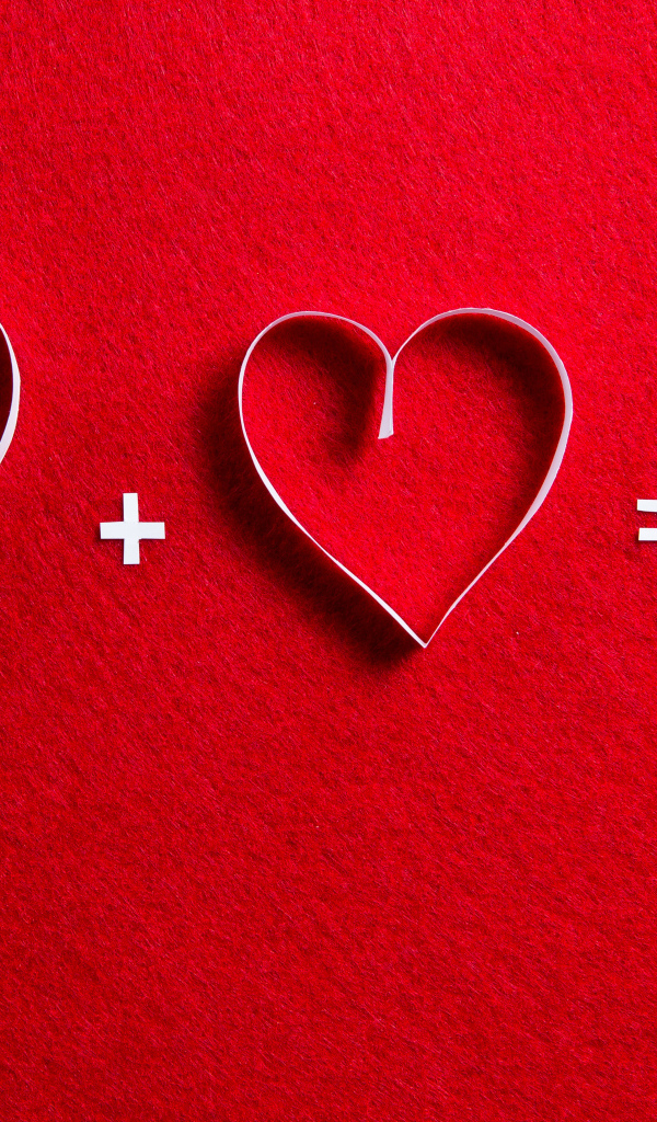 Белые бумажные сердечки на красном фоне