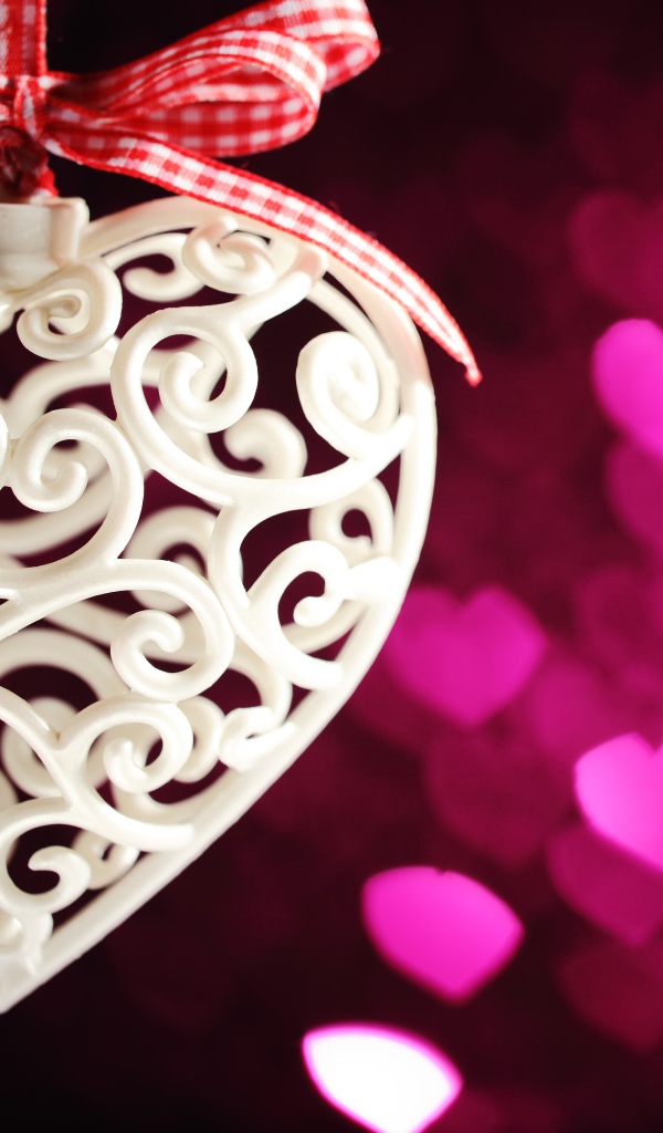 Плетеное белое сердце с бантом 