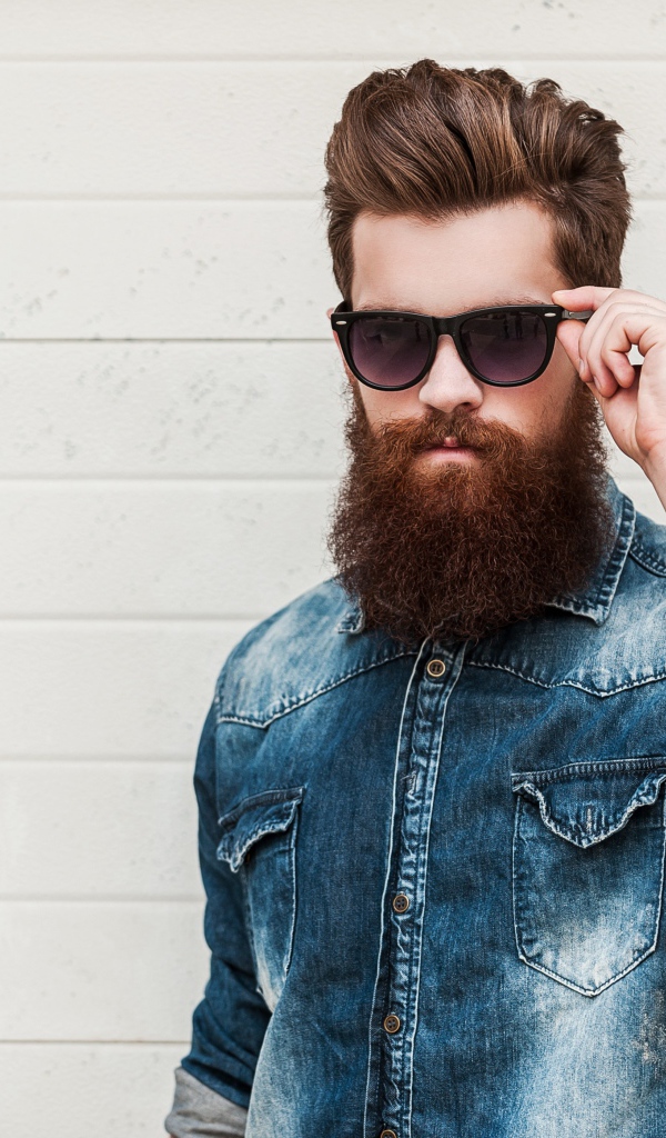Красивый мужчина с бородой в черных очках 