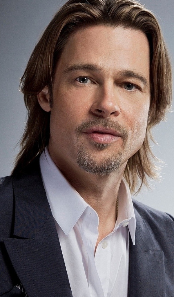 Актер Брэд Питт в костюме на сером фоне