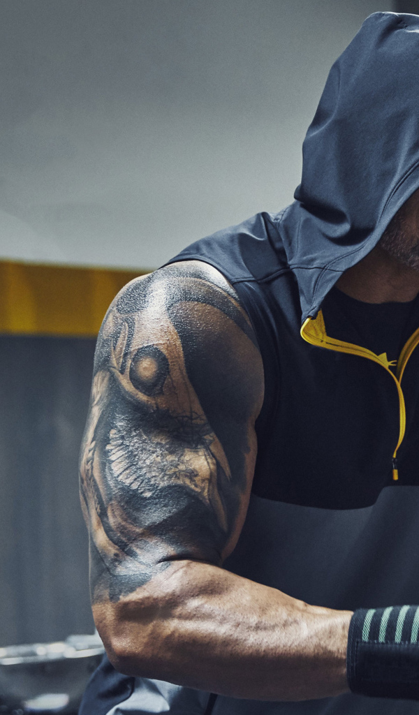 Актер Дуэйн Джонсон занимается в спортзале 