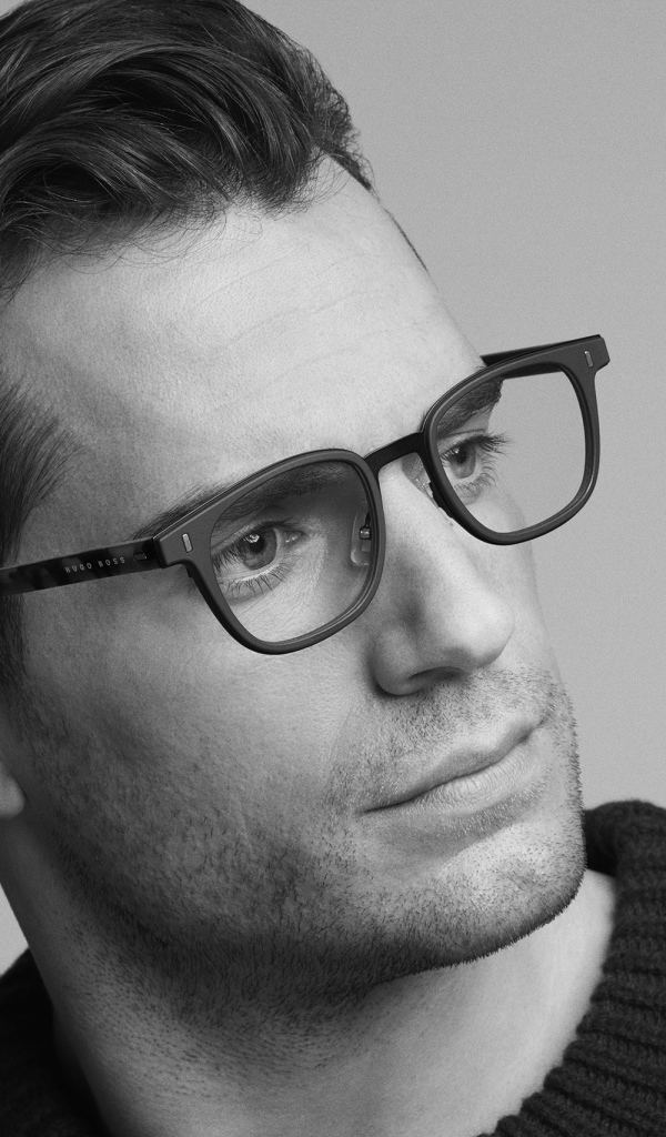 Актер Генри Кавилл в очках черно белое фото 