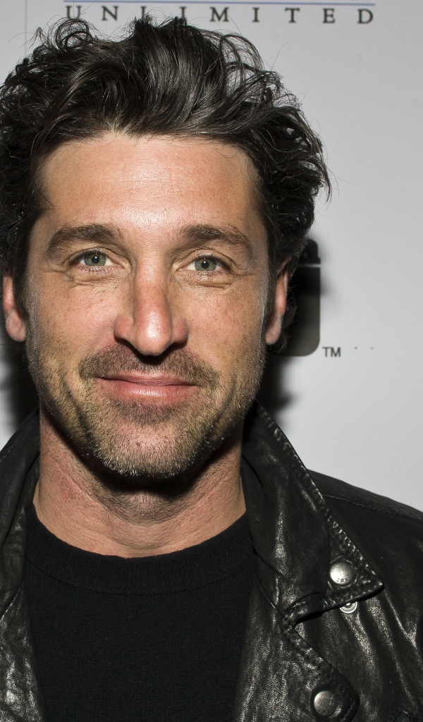 Актер Патрик Демпси в черной кожаной куртке