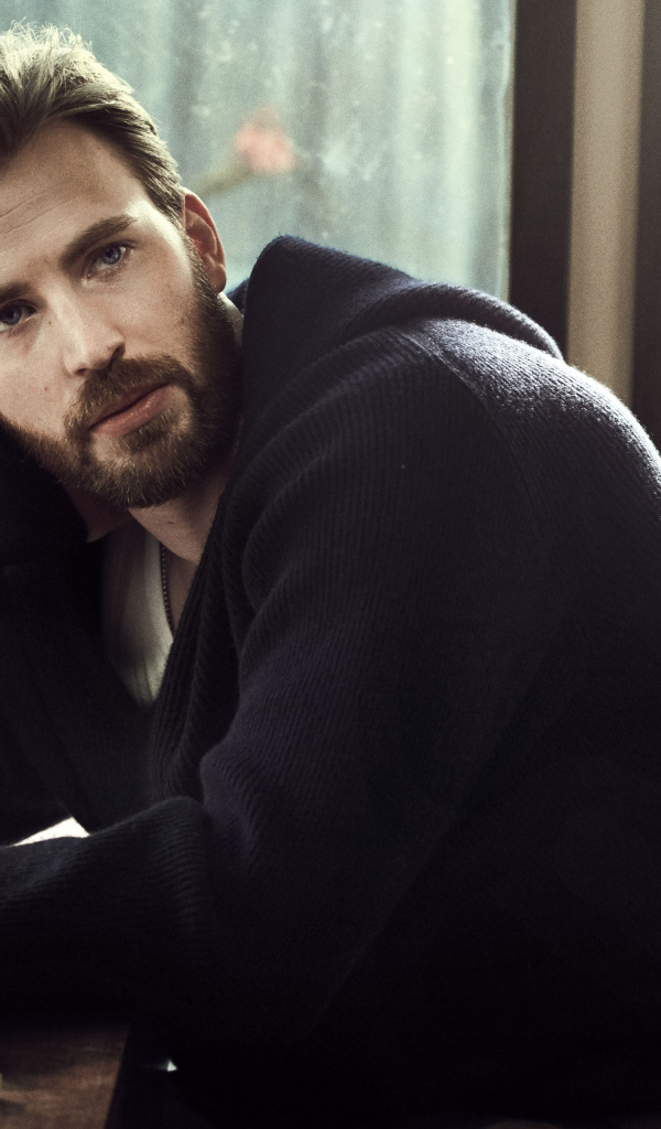 Американский актер Крис Эванс в черном свитере