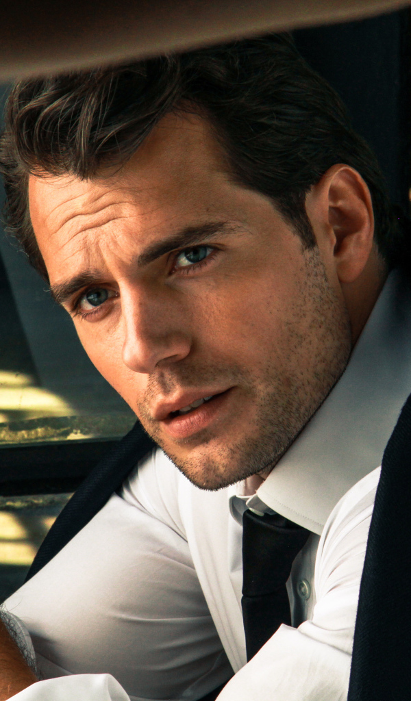 Красивый английский актер Генри Кавилл