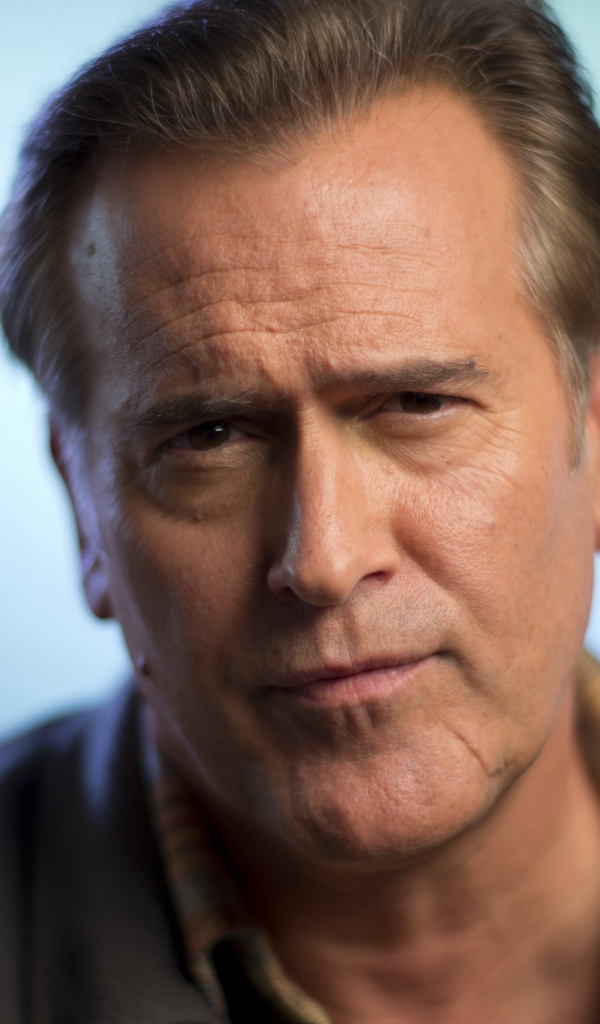 Кареглазый мужчина актер Брюс Кэмпбелл