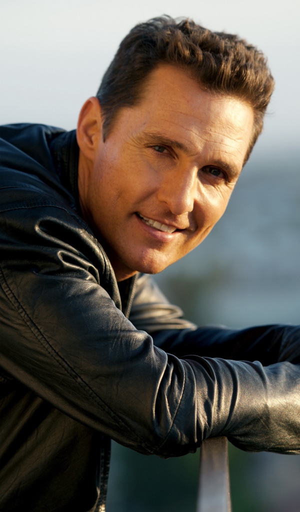 Красивый популярный актер Мэттью Макконахи в черной куртке 