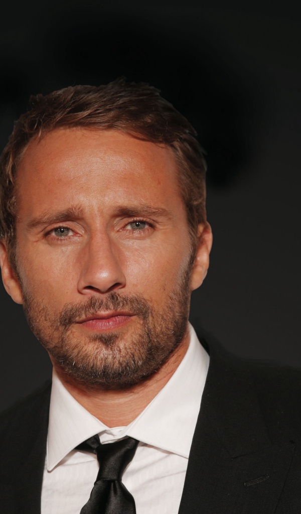 Красивый популярный актер Маттиас Шонартс