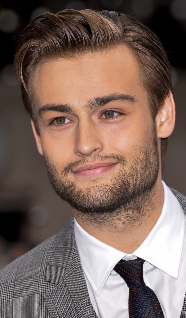 Красивый стильный актер Дуглас Бут в костюме