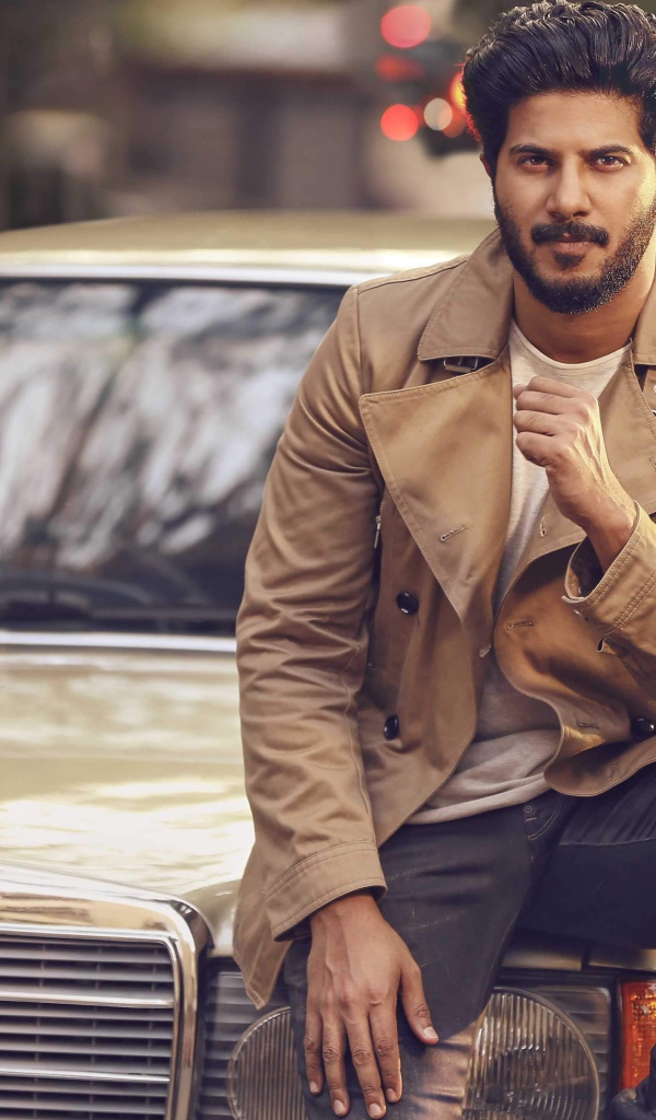 Индийский актер Дулкар Салман сидит на машине