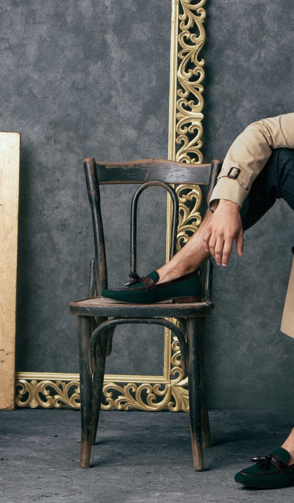 Индийский актер Ранвир Сингх сидит на стуле