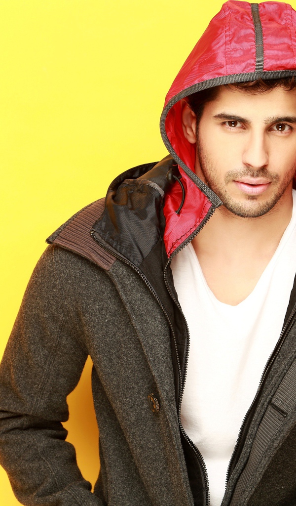 Индийский актер Сидхарт Мальхотра фото на желтом фоне