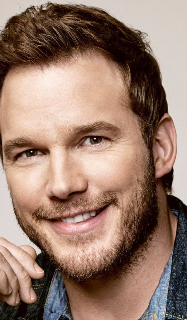 Популярный актер Крис Прэтт улыбается 