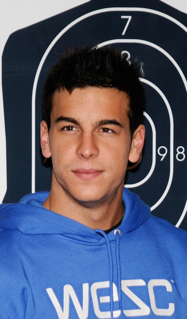 Popular actor Mario Casas on the background of the target