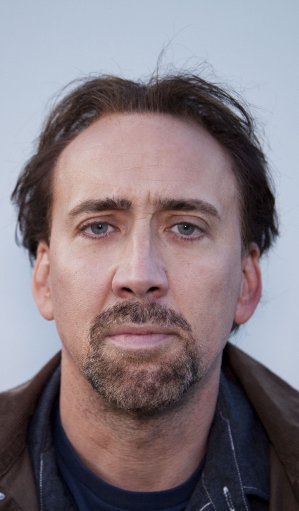 Популярный актер Николас Кейдж на сером фоне