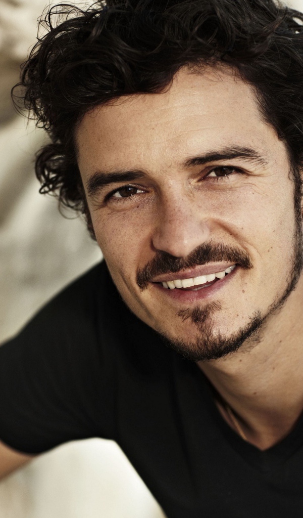 Улыбающийся мужчина, красивый популярный актер Орландо Блум