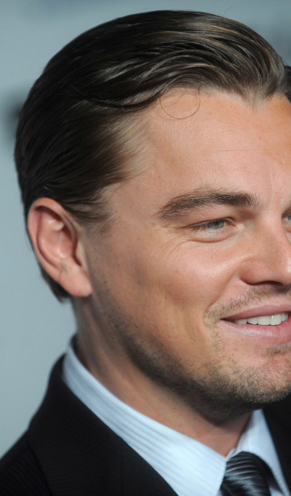 Улыбающийся популярный актер Леонардо Ди Каприо