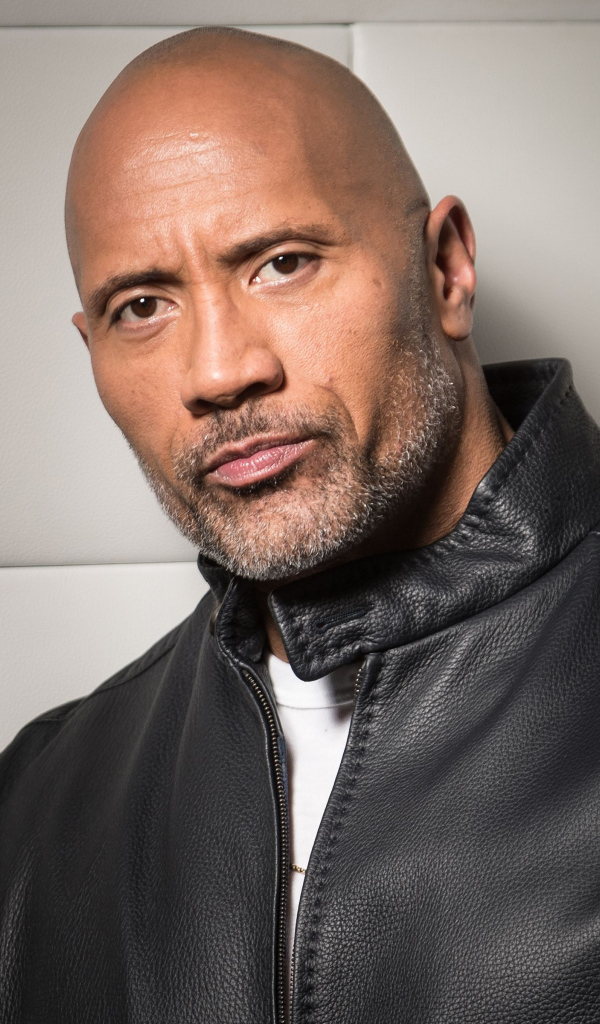 Стильный актер  Дуэйн Джонсон в черной кожаной куртке