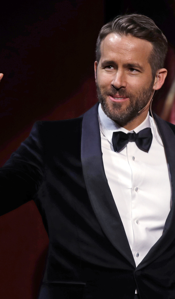 Стильный популярный актер Райан Рейнольдс