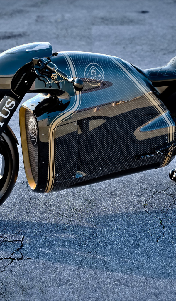 Черный мотоцикл Lotus C-01 на асфальте
