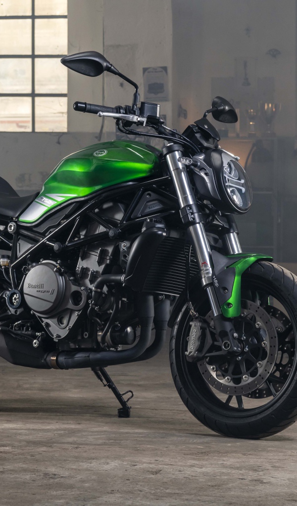 Мотоцикл Benelli 752S, 2019 года в гараже