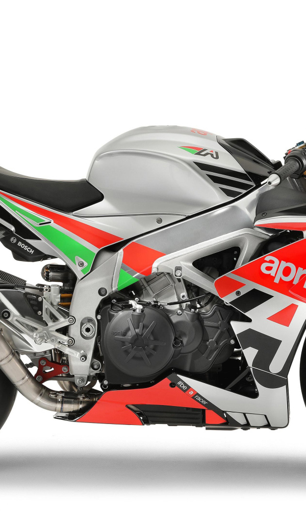 Мотоцикл Aprilia RSV4, 2018 на белом фоне
