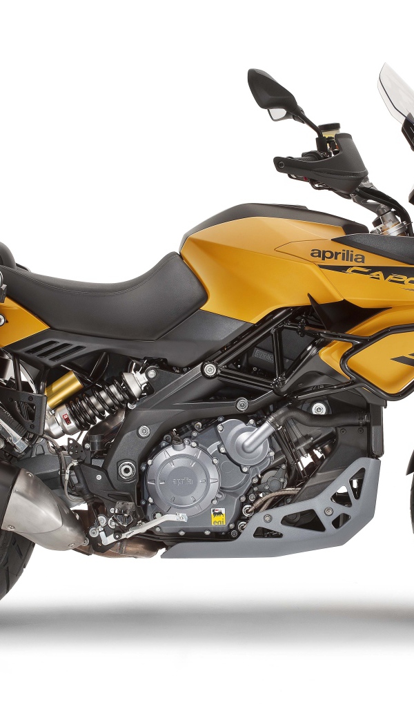 Мотоцикл Aprilia на белом фоне