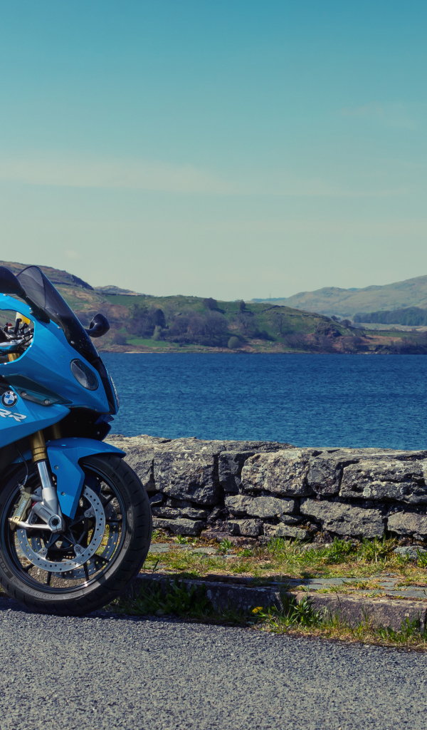 Голубой мотоцикл BMW S1000RR на фоне воды