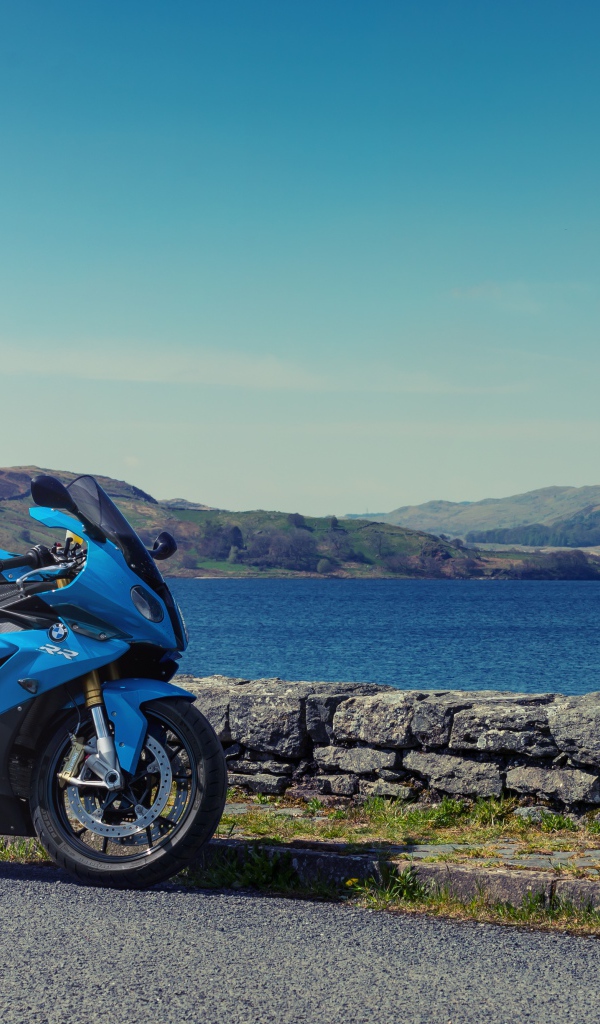 Синий мотоцикл BMW S1000 на фоне воды