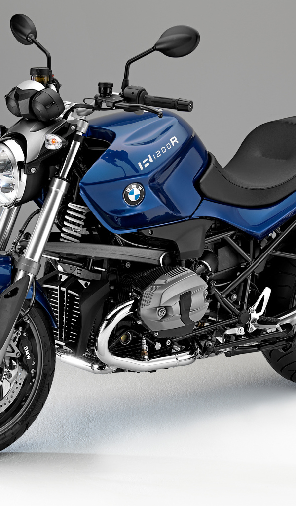 Синий мотоцикл BMW R1200R на сером фоне