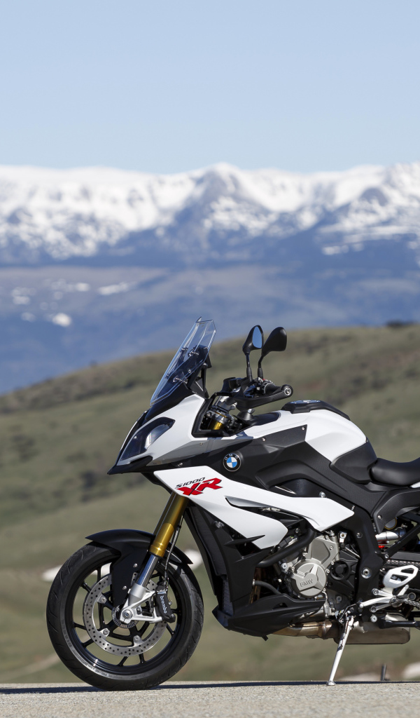 Мотоцикл BMW S1000 XR на фоне гор