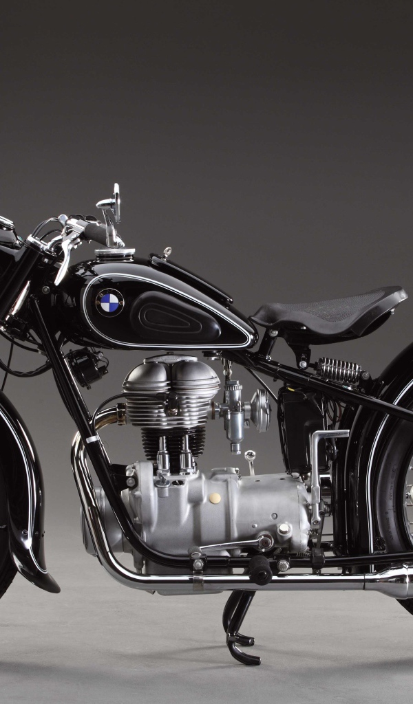 Мотоцикл BMW на сером фоне 