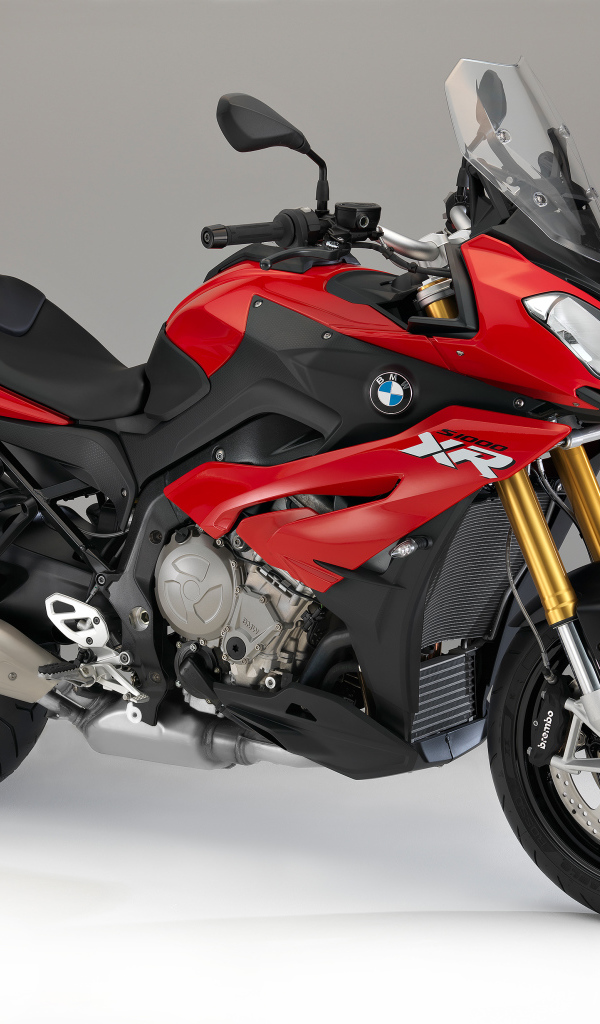 Красный мотоцикл BMW S1000 XR на сером фоне
