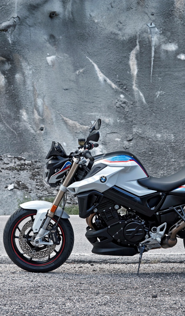 Стильный мотоцикл BMW F 800 R, 2017 у серой стены