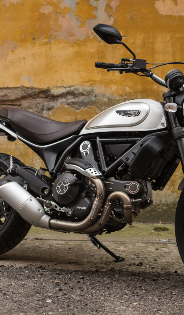 Быстрый мотоцикл Ducati Scrambler