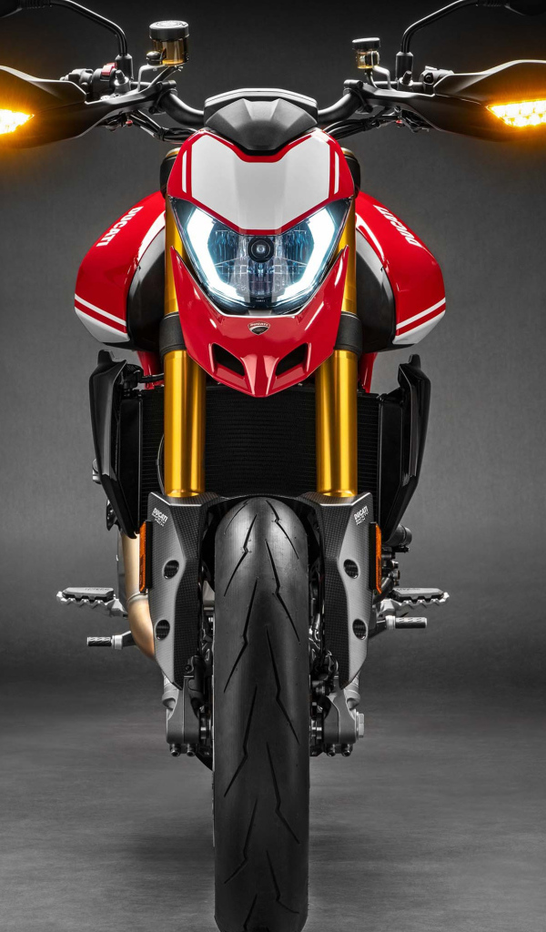 Мотоцикл Ducati Hypermotard 950 SP, 2019 года на сером фоне вид спереди