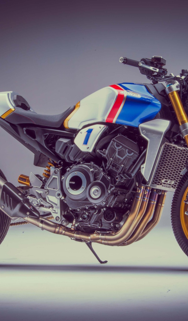 Мотоцикл Honda CB1000R 2018 года на сером фоне