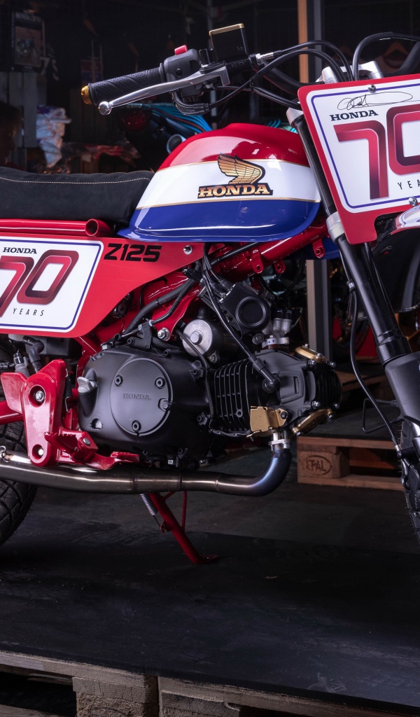 Мотоцикл honda z125 monkey в гараже