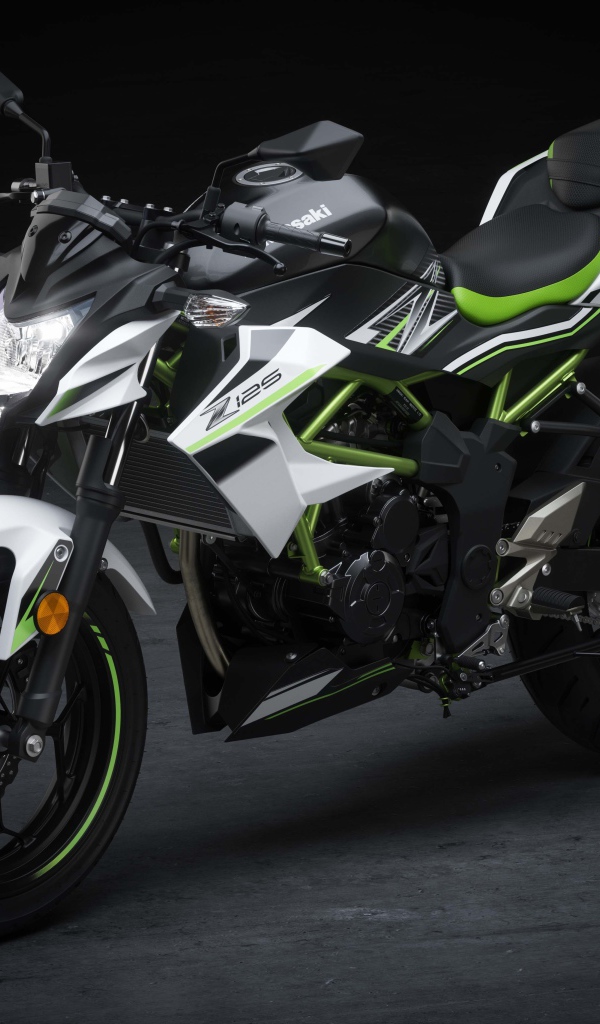 Мотоцикл Kawasaki Z125, 2019 года на сером фоне