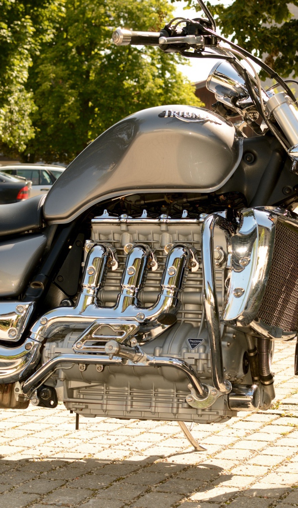 Красивый большой мотоцикл Triumph Rocket III