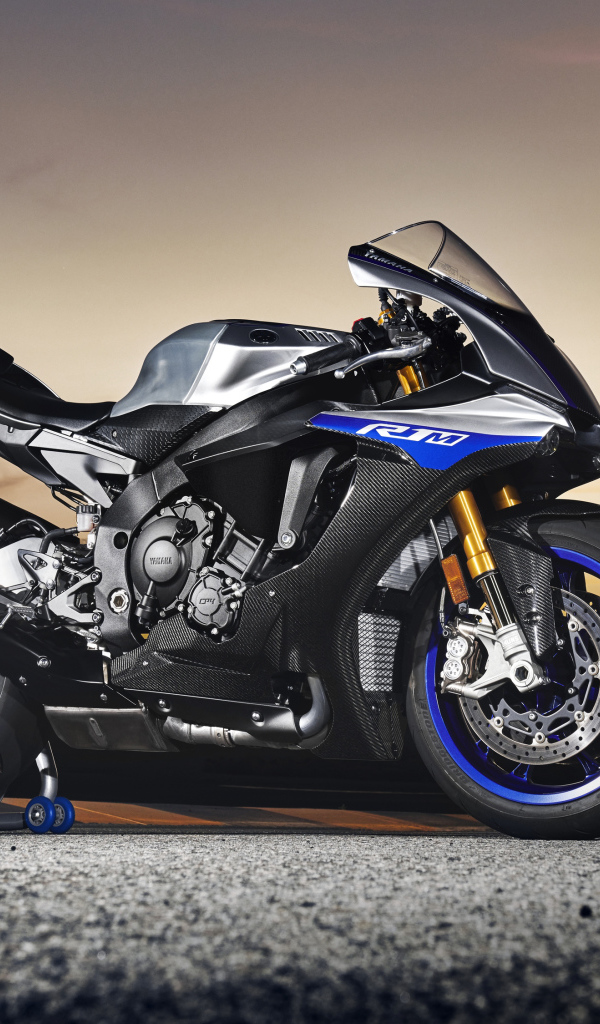 Мотоцикл Yamaha YZF-R1M, 2018 на фоне заката