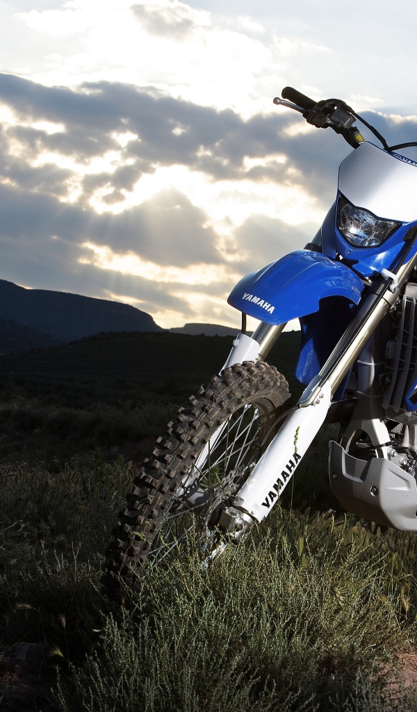 Мотоцикл Yamaha на траве в горах 