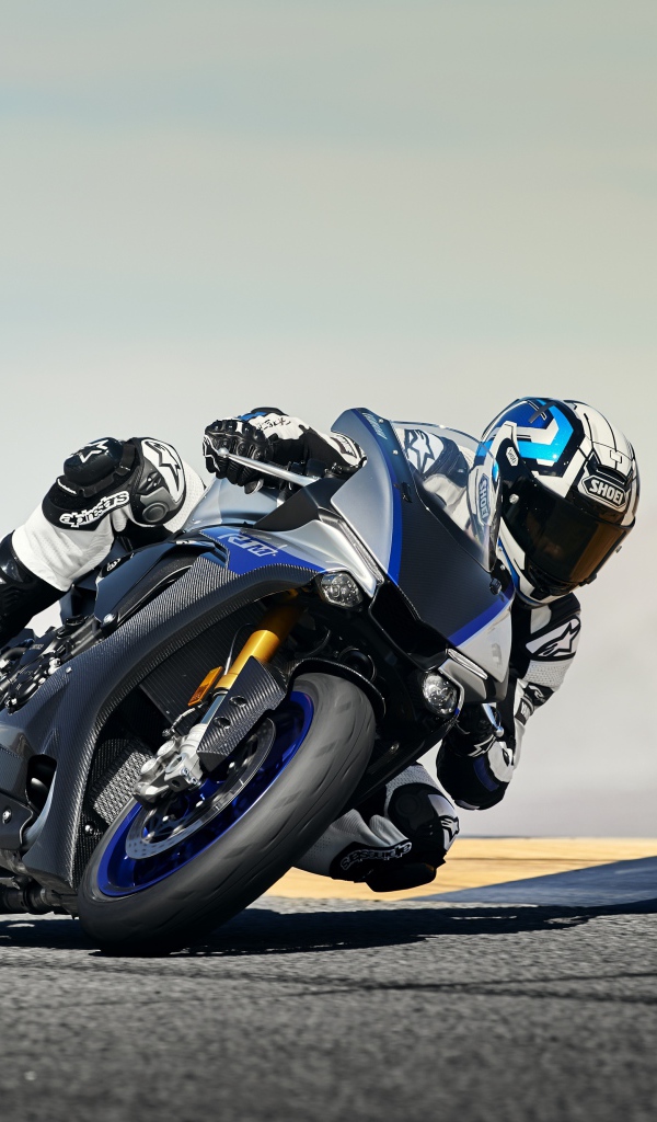 Мотогонщик на трассе на мотоцикле Yamaha YZF-R1M, 2018