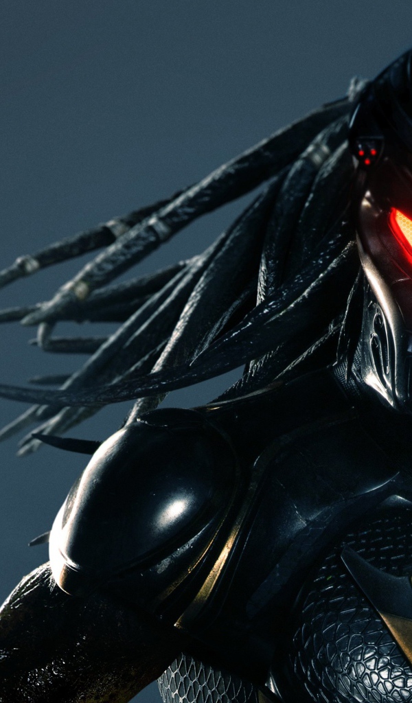 Грозный персонаж фильма Хищник, 2018 на сером фоне